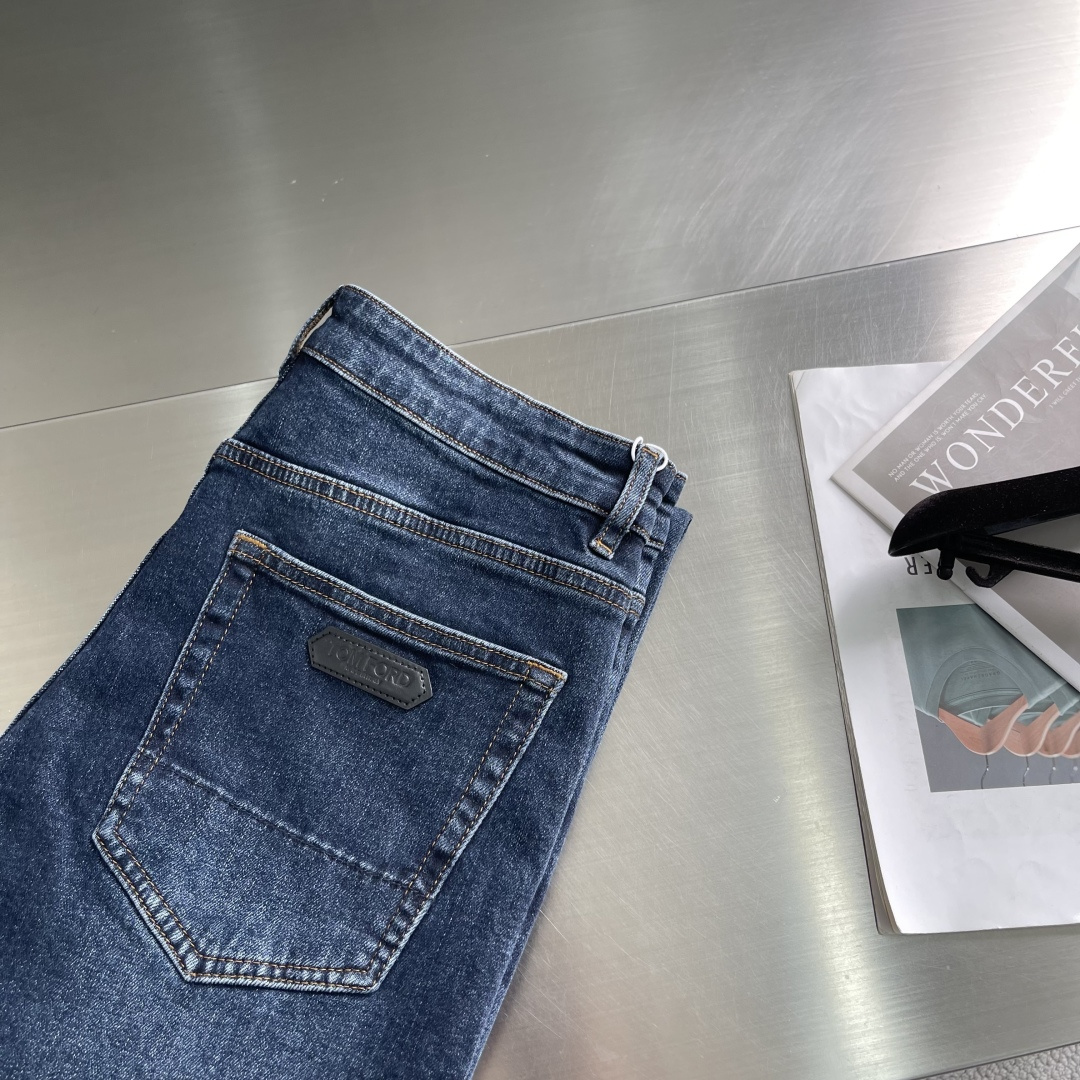 -Tom Ford 新款蓝色系牛仔长裤。纹路很漂亮的牛仔。在于细节、在于品质。国内顶级牛仔制品。TF柜台