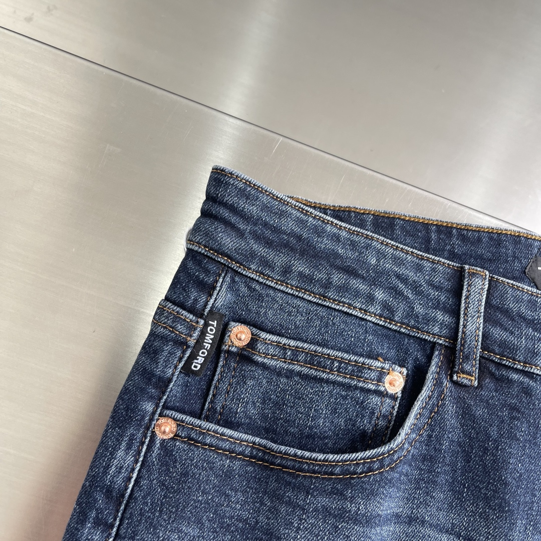 -Tom Ford 新款蓝色系牛仔长裤。纹路很漂亮的牛仔。在于细节、在于品质。国内顶级牛仔制品。TF柜台
