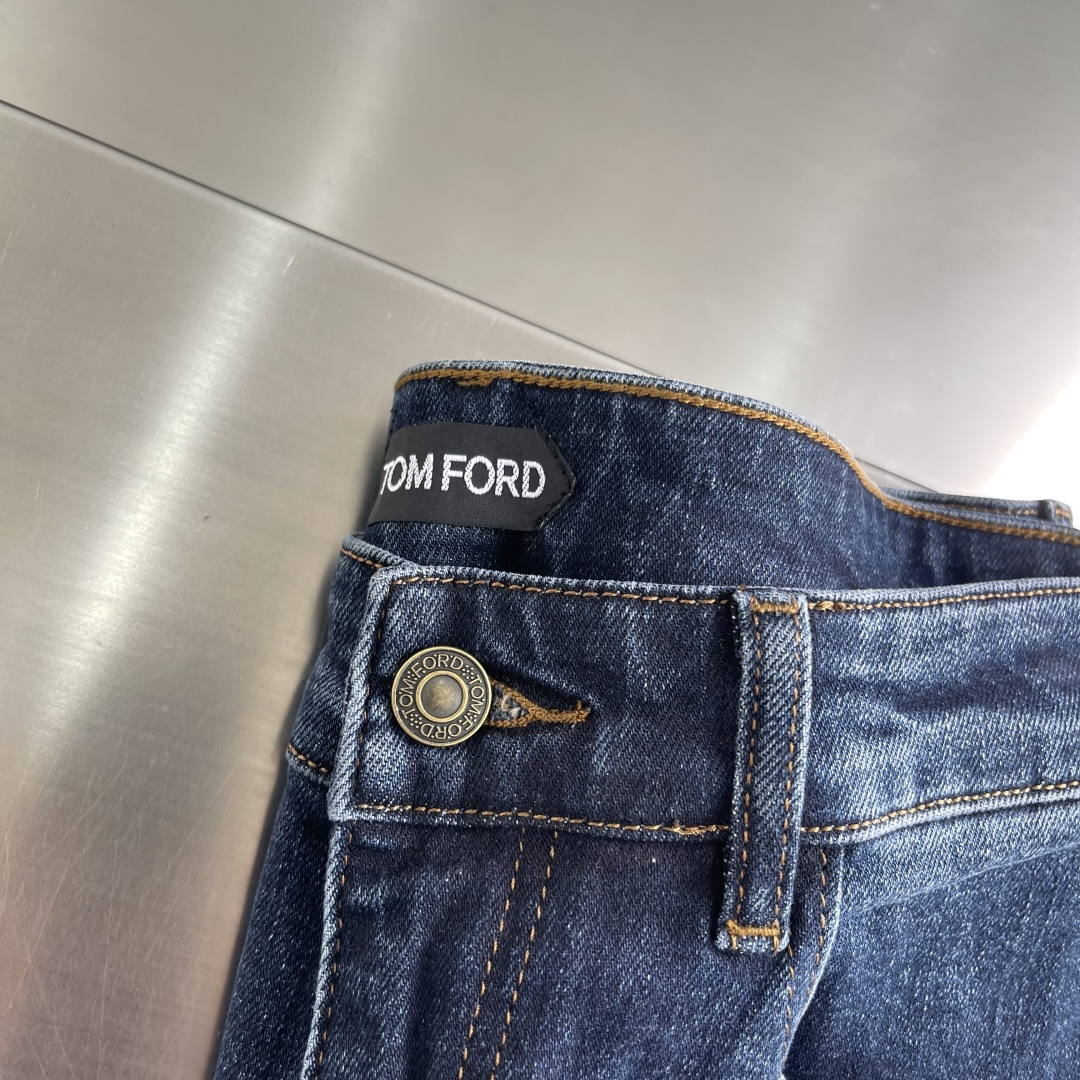 -Tom Ford 新款蓝色系牛仔长裤。纹路很漂亮的牛仔。在于细节、在于品质。国内顶级牛仔制品。TF柜台