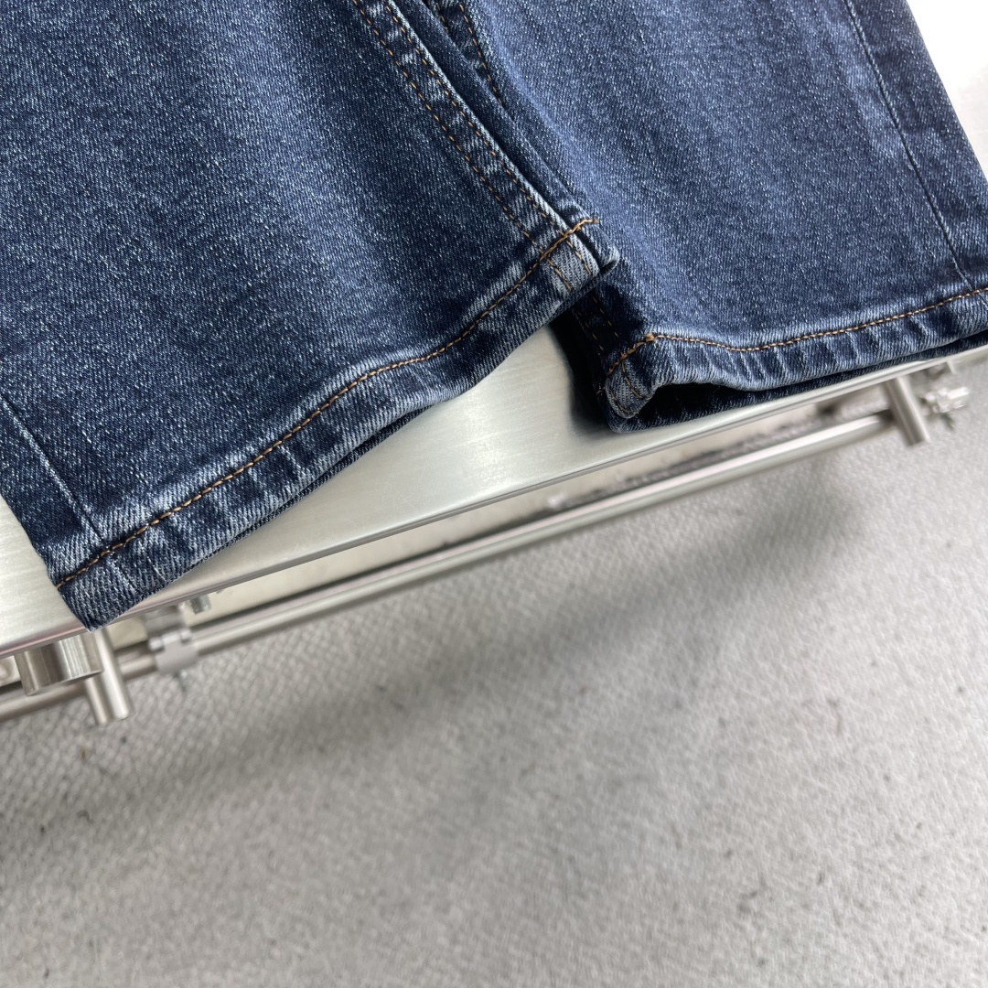 -Tom Ford 新款蓝色系牛仔长裤。纹路很漂亮的牛仔。在于细节、在于品质。国内顶级牛仔制品。TF柜台