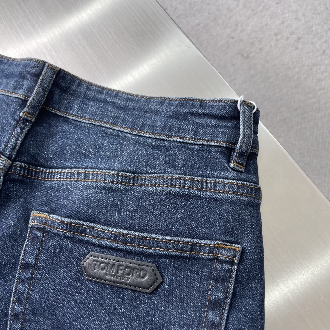 -Tom Ford 新款蓝色系牛仔长裤。纹路很漂亮的牛仔。在于细节、在于品质。国内顶级牛仔制品。TF柜台