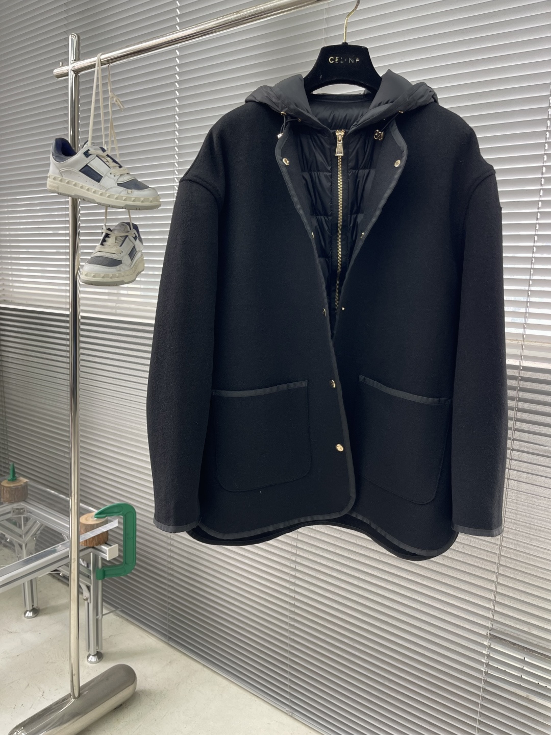 NO:660718,-mon Reposse 3-in-1 Wool and Cashmere Coat Down Vest Jacket Outer Reposse down jacket combines gorgeous style with practical function. This warm piece is made of wool and cashmere and features a fully removable functional nylon down vest. Depending on the temperature, the two layers can be worn at the same time or separately, suitable for all seasons. Size 0/1/2 Size 0: Length 77 Bust 118 Shoulder Width 55 Sleeve Length 55  Size 1: Dress length 79 Bust 122 Shoulder width 57 Sleeve length 56 Size 2: Dress length 81 Bust 126 Shoulder width 59 Sleeve length 57 Down vest Size 0: Dress length 60 Bust 105 Shoulder width 43 Size 1: Dress length 62 Months Bust 109 Shoulder width 45 Size 2: Dress length 64 Bust 113 Shoulder width 46, Moncler, jackets & coats, jackets &  coats,down jacket, 19860909-mon Reposse三合一 羊毛羊绒大衣羽绒马甲 夹克外套 Reposse羽绒夹克兼具华丽风格与实用功能.这款保暖单品采用羊毛和羊绒制成,设有可完全拆卸的功能性尼龙羽绒马甲.根据气温变化,两层衣服可同时或单独穿着,四季皆宜. 尺码0/1/2 0码:衣长77胸围118肩宽55袖长55 1码:衣长79胸围122肩宽57袖长56 2码:衣长81胸围126肩宽59袖长57 羽绒马甲 0码:衣长60胸围105肩宽43 1码:衣长62月胸围109肩宽45 2码:衣长64胸围113肩宽 46,蒙口-服装,Moncler,jackets & coats,jackets & coats,down jacket, ,Women's clothing