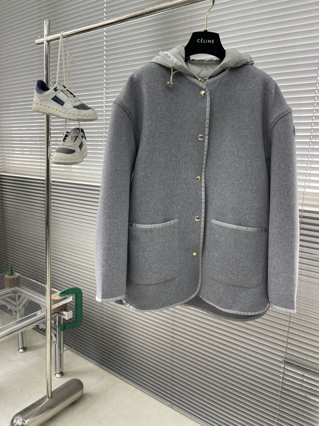 NO:660715,-mon Reposse 3-in-1 Wool and Cashmere Coat Down Vest Jacket Outer Reposse down jacket combines gorgeous style with practical function. This warm piece is made of wool and cashmere and features a fully removable functional nylon down vest. Depending on the temperature, the two layers can be worn at the same time or separately, suitable for all seasons. Size 0/1/2 Women's Size 0: Length 77 Bust 118 Shoulder Width 55 Sleeve Length 55  Size 1: Dress length 79 Bust 122 Shoulder width 57 Sleeve length 56 Size 2: Dress length 81 Bust 126 Shoulder width 59 Sleeve length 57 Down vest Size 0: Dress length 60 Bust 105 Shoulder width 43 Size 1: Dress length 62 Months Bust 109 Shoulder width 45 Size 2: Dress length 64 Bust 113 Shoulder width 46, Moncler, jackets & coats, jackets &  coats,down jacket, 19860909-mon Reposse三合一 羊毛羊绒大衣羽绒马甲 夹克外套 Reposse羽绒夹克兼具华丽风格与实用功能.这款保暖单品采用羊毛和羊绒制成,设有可完全拆卸的功能性尼龙羽绒马甲.根据气温变化,两层衣服可同时或单独穿着,四季皆宜. 尺码0/1/2 女款 0码:衣长77胸围118肩宽55袖长55 1码:衣长79胸围122肩宽57袖长56 2码:衣长81胸围126肩宽59袖长57 羽绒马甲 0码:衣长60胸围105肩宽43 1码:衣长62月胸围109肩宽45 2码:衣长64胸围113肩宽 46,蒙口-服装,Moncler,jackets & coats,jackets & coats,down jacket, ,Women's clothing