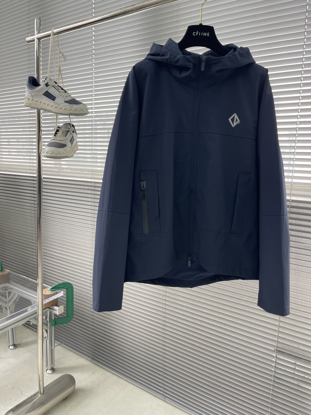 NO:743366,The highest version on the market, the girl will inspect the goods, trim the three marks on the threads, and ship the goods. You can send pictures and take videos. If you want quality or service, please add me on WeChat. We will not accept urgent orders. -Dio blue technical fabric CD Diamond reflective hooded jacket. This hooded jacket is a new product in the 2025 autumn men's wear series, reinterpreting the design of classic sportswear. It is carefully made of blue technical fabric and decorated with the classic CD Diamond on the chest.  Logo. The hat is decorated with reflective strip printing technology, zipper opening and closing, and a patch pocket on the back. The style is classic, novel and unique!  Size 46 48 50 52 Length 66687072 Bust 114118122 126 Sleeve length 75767778, Dior-clothing, dior, dior, jackets & coats, hats,19860909市面最高版本小妹验货、修剪线头上三标、发货可发图及拍视频,要品质要服务的加我微信,不接急单. -Dio 蓝色科技面料CD Diamond 反光连帽夹克,这款连帽夹克是二零二五秋季男装系列新品,重新诠释经典运动服饰的设计.采用蓝色科技面料精心制作,胸前饰以经典的CD Diamond 标志.帽子处饰有反光条印花工艺,拉链式开合,后背出设有贴袋,风格经典,款式新颖独特！ 码数46 48 50 52 衣长66687072 胸围 114118122 126 袖长75767778,迪奥-服装,dior,dior,jackets & coats,hats,,Women's clothing