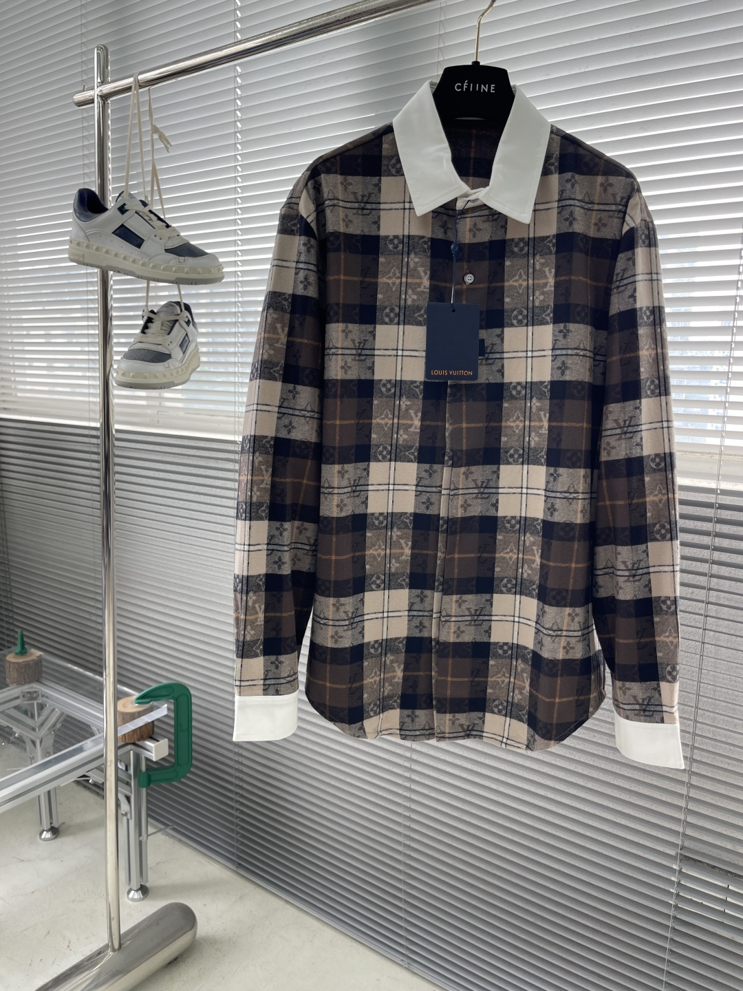 NO:660682,-Donkey Brand 25ss new MONOGRAM flannel long-sleeved polo shirt. This long-sleeved top is made of soft cotton flannel to reinterpret the rugby polo shirt, with Monogram plaid jacquard accentuated in autumn tones. The neckline is decorated with pearlescent buttons and woven 1V patches, giving the hidden button front a half-open effect. The cotton poplin on the collar and cuffs highlights a neat style. Same size for men and women. Size S.M.L.XL  Length 77787980 Bust 118 122 126 130 Shoulder width 52535455,Louis Vuitton-clothing,louis vuitton,louis vuitton, 19860909-驴牌 25ss新款MONOGRAM 法兰绒长袖马球衫本款长袖上衣选用柔软棉质法兰绒重绎橄榄球马球衫,以秋日色调烘托 Monogram 格纹提花.领口点缀珠光纽扣和梭织 1V 贴饰,令暗扣前襟呈现半开襟效果.衣领和袖口的棉质府绸彰显利落风范. 男女同款 码数S.M.L.XL 衣长77787980 胸围 118 122 126 130 肩宽52535455,路易威登-服装,louis vuitton,louis vuitton, ,Women's clothing