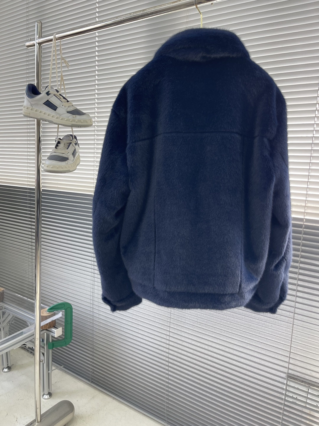 -驴牌    25fw宝蓝色水貂毛皮草外套 定制高品质仿皮草水貂毛面料，采用兔毛混纺合成纤维材质的新型面料，毛绒丰厚，色