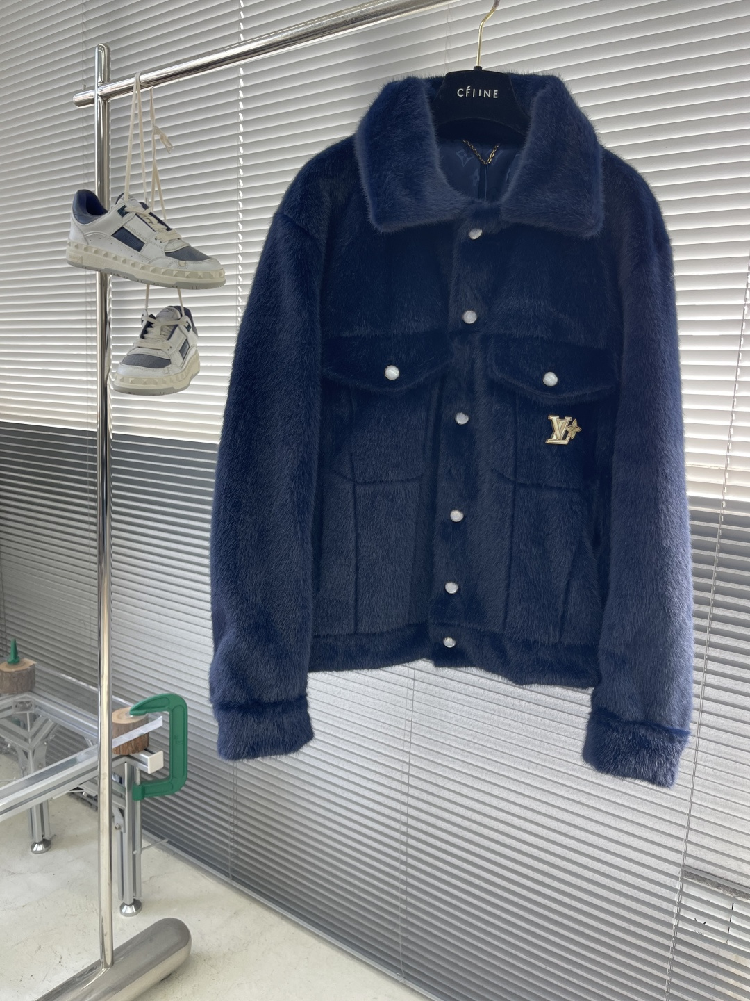 -驴牌    25fw宝蓝色水貂毛皮草外套 定制高品质仿皮草水貂毛面料，采用兔毛混纺合成纤维材质的新型面料，毛绒丰厚，色