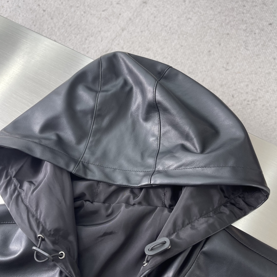 -PRAD 双面穿皮革尼龙连帽夹克定制荔格云柔小羊皮革 以及韵孔丝滑平纹绸 纹理自然 光泽自然 舒适贴肤