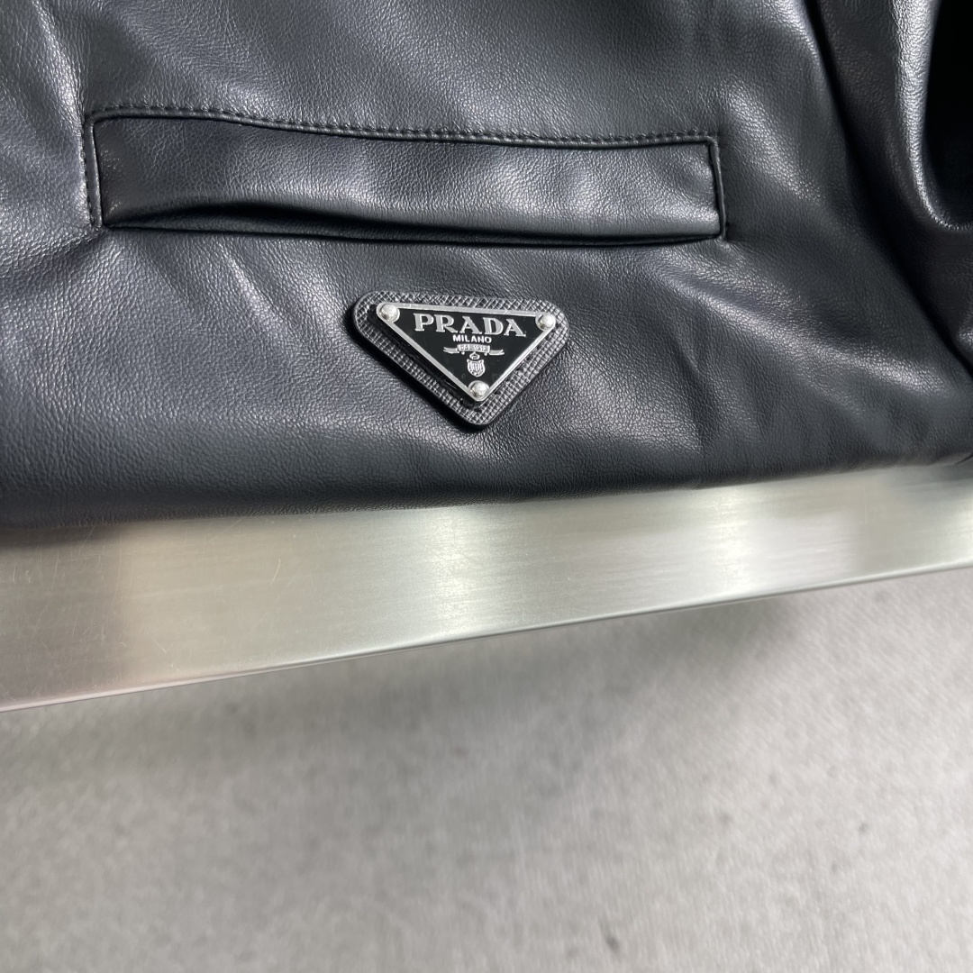 -PRAD 双面穿皮革尼龙连帽夹克定制荔格云柔小羊皮革 以及韵孔丝滑平纹绸 纹理自然 光泽自然 舒适贴肤