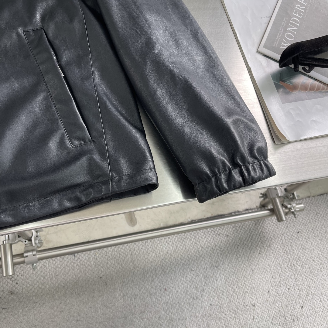 -PRAD 双面穿皮革尼龙连帽夹克定制荔格云柔小羊皮革 以及韵孔丝滑平纹绸 纹理自然 光泽自然 舒适贴肤