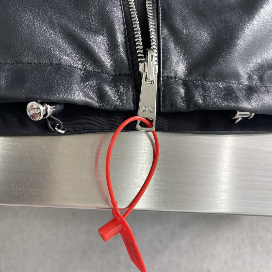 -PRAD 双面穿皮革尼龙连帽夹克定制荔格云柔小羊皮革 以及韵孔丝滑平纹绸 纹理自然 光泽自然 舒适贴肤