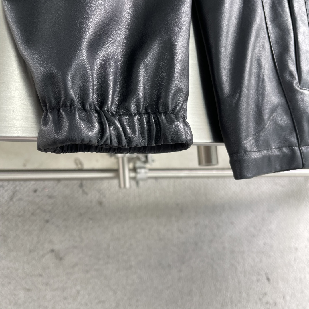 -PRAD 双面穿皮革尼龙连帽夹克定制荔格云柔小羊皮革 以及韵孔丝滑平纹绸 纹理自然 光泽自然 舒适贴肤