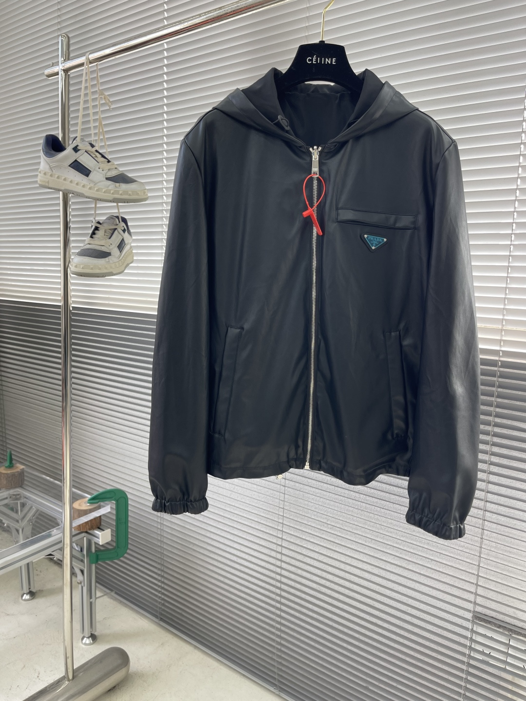 -PRAD 双面穿皮革尼龙连帽夹克定制荔格云柔小羊皮革 以及韵孔丝滑平纹绸 纹理自然 光泽自然 舒适贴肤