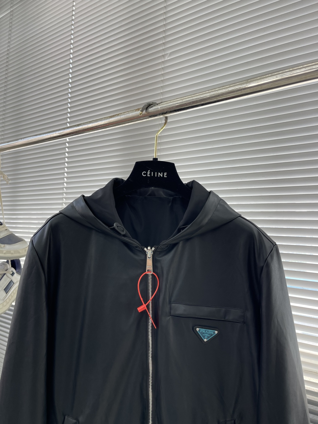 -PRAD 双面穿皮革尼龙连帽夹克定制荔格云柔小羊皮革 以及韵孔丝滑平纹绸 纹理自然 光泽自然 舒适贴肤