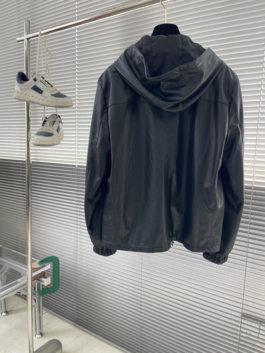 -PRAD 双面穿皮革尼龙连帽夹克定制荔格云柔小羊皮革 以及韵孔丝滑平纹绸 纹理自然 光泽自然 舒适贴肤