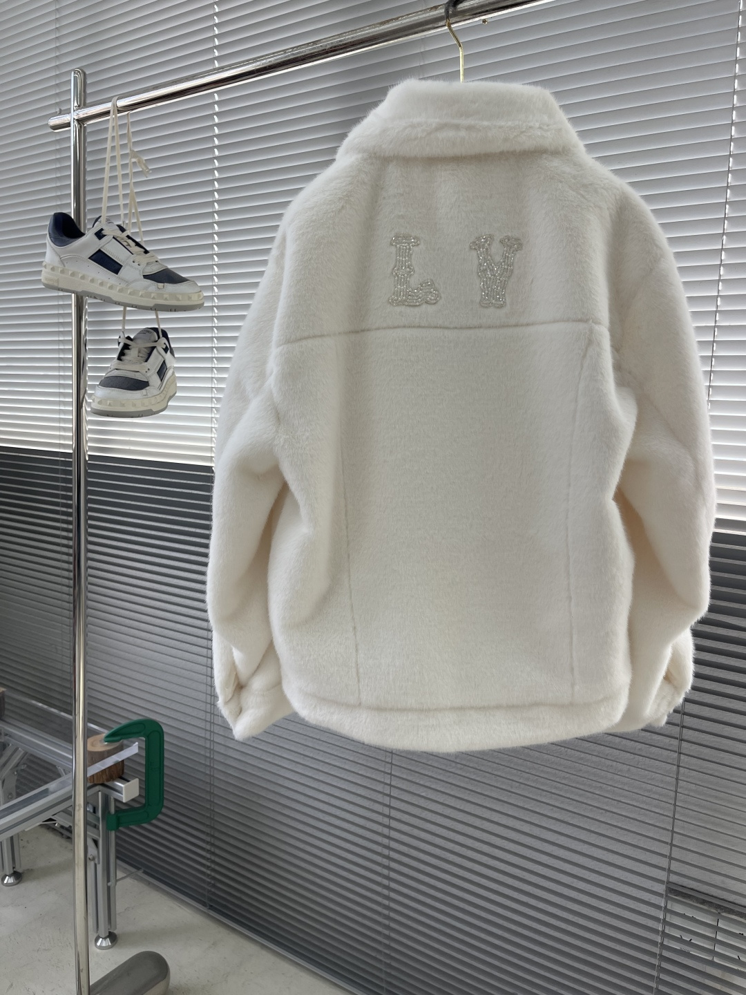 -驴牌 绿松石水貂毛皮草外套 定制高品质仿皮草水貂毛面料,采用兔毛混纺合成纤维材质的新型面料,毛绒丰厚,色泽光 -驴牌 绿松石水貂毛皮草外套 定制高品质仿皮草水貂毛面料,采用兔毛混纺合成纤维材质的新型面料,毛绒丰厚,色泽光