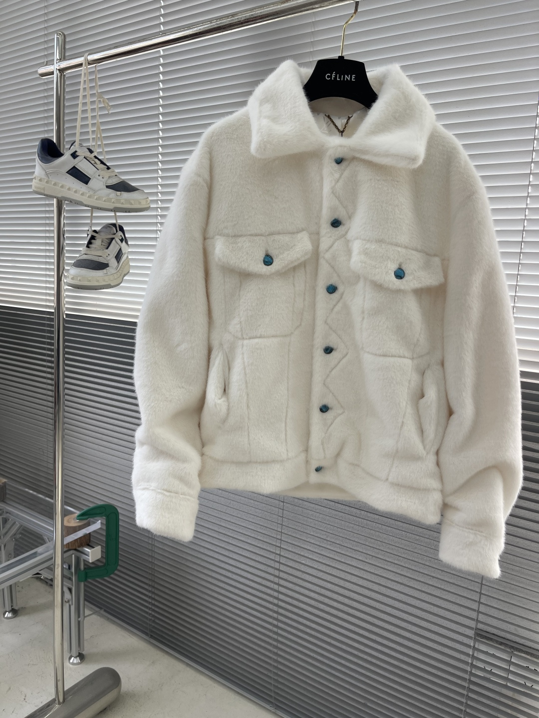 -驴牌      绿松石水貂毛皮草外套 定制高品质仿皮草水貂毛面料，采用兔毛混纺合成纤维材质的新型面料，毛绒丰厚，色泽光