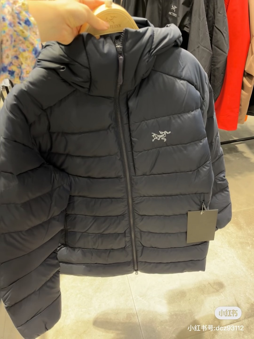 NO:683031,Niaojia men and women THORIUM Hoody solid color hooded zipper outdoor warm rib down jacket couple outdoor ski jacket 90 down filling 750 fill power Tajima embroidery gray down goose short light hooded down jacket coat small zipper pocket on the chest side, can hold things  The Thorium AR hooded style is versatile, durable and warm. It can be used as a mid-layer in winter and winter, or can be worn alone, or can be easily worn with hard-shell clothing in cold environments. The fabric has been improved with AratoTM30 nylon fabric with fine texture, which is very wear-resistant, and is treated with DWR, which can effectively prevent water and moisture. DownCompositeMapping zone filling technology can reasonably allocate down insulation and synthetic insulation areas  The simple-designed StormHoodM is made of synthetic thermal materials. Zippered hand pockets, inner zipper pockets. Combination of technology and technology. Lightweight and warm. Three-dimensional tailoring. Hooded design. Complete three-label accessories. What you see is what you get. Sizes: S M L XL 2XL, jil sander, jackets & coats, down jacket, hats,19860909鸟家 男女THORIUM Hoody 纯色连帽拉链户外保暖排骨羽绒服情侣款户外滑雪外套 90绒填充 750蓬松度 田岛绣刺 灰绒鹅 短款轻薄连帽羽绒服 外套 胸前侧拉链小口袋,可装东西 ThoriumAR连帽款用途多样,磨耐且暖保,可作季冬中间层衣物,可也单独穿着,在冷寒环境下还可松轻与壳硬衣物搭配穿着. 面料经改良有具细纹微理的AratoTM30龙尼面料,非常耐磨,并采用DWR处理,可有效防水、防湿. DownCompositeMapping分区填充技术可合理分配羽绒保暖与合成保暖区域 设计简洁的StormHoodM采用合成保暖材料制成 拉链插手口袋,内拉链口袋 科技与技术结合 轻薄又保暖 立体剪裁 连帽设计 三标辅料齐全 所见即所得 尺码S M L XL 2XL,,jil sander,jackets & coats,down jacket,hats,,Men's clothing