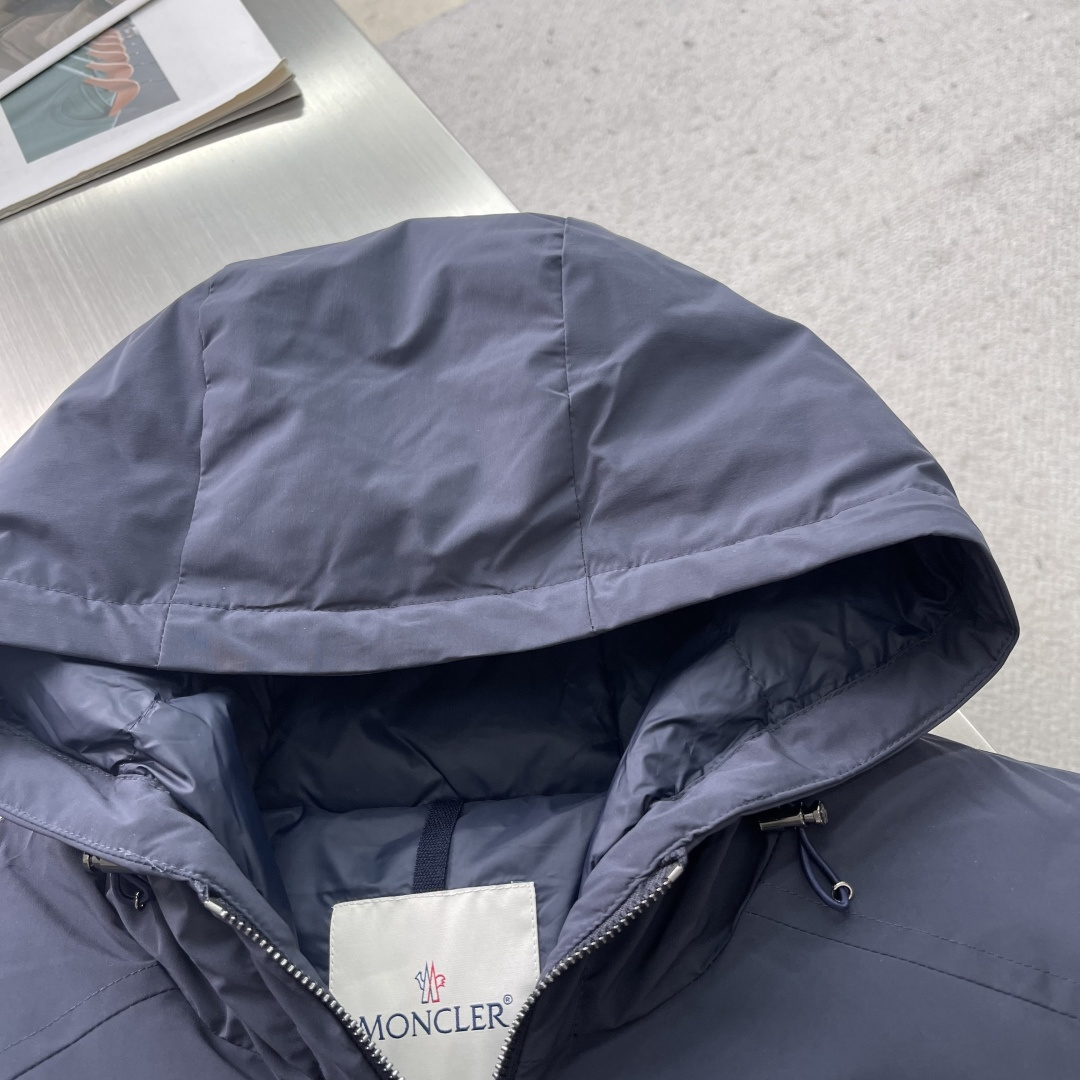 -mon 连帽夹克式羽绒服选用100%聚酯纤维通过微纤维化处理之后，单根纤维变得极细，大大增加了纤维表面