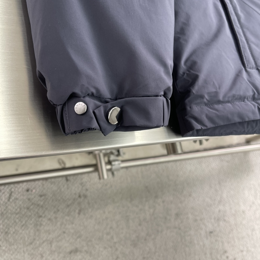 -mon 连帽夹克式羽绒服选用100%聚酯纤维通过微纤维化处理之后，单根纤维变得极细，大大增加了纤维表面
