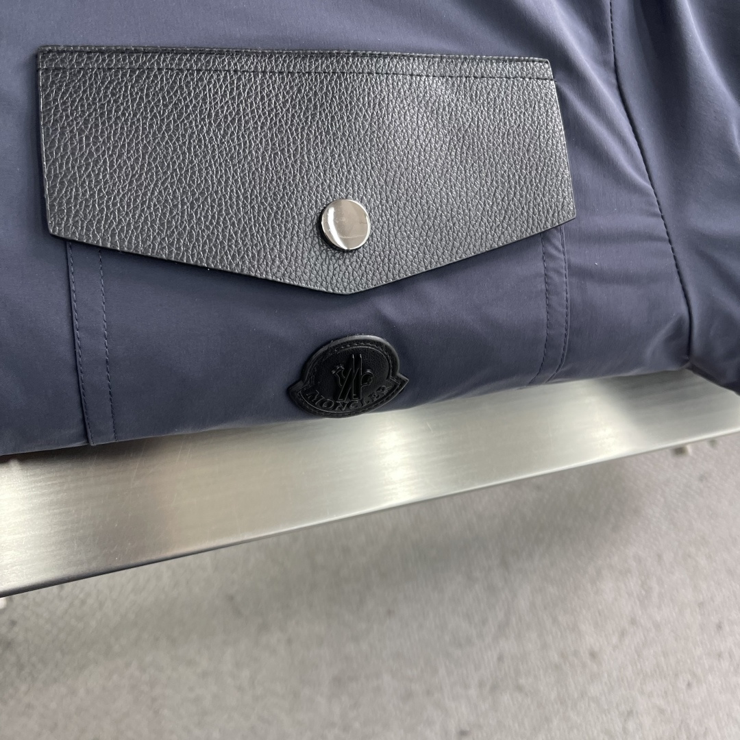 -mon 连帽夹克式羽绒服选用100%聚酯纤维通过微纤维化处理之后，单根纤维变得极细，大大增加了纤维表面