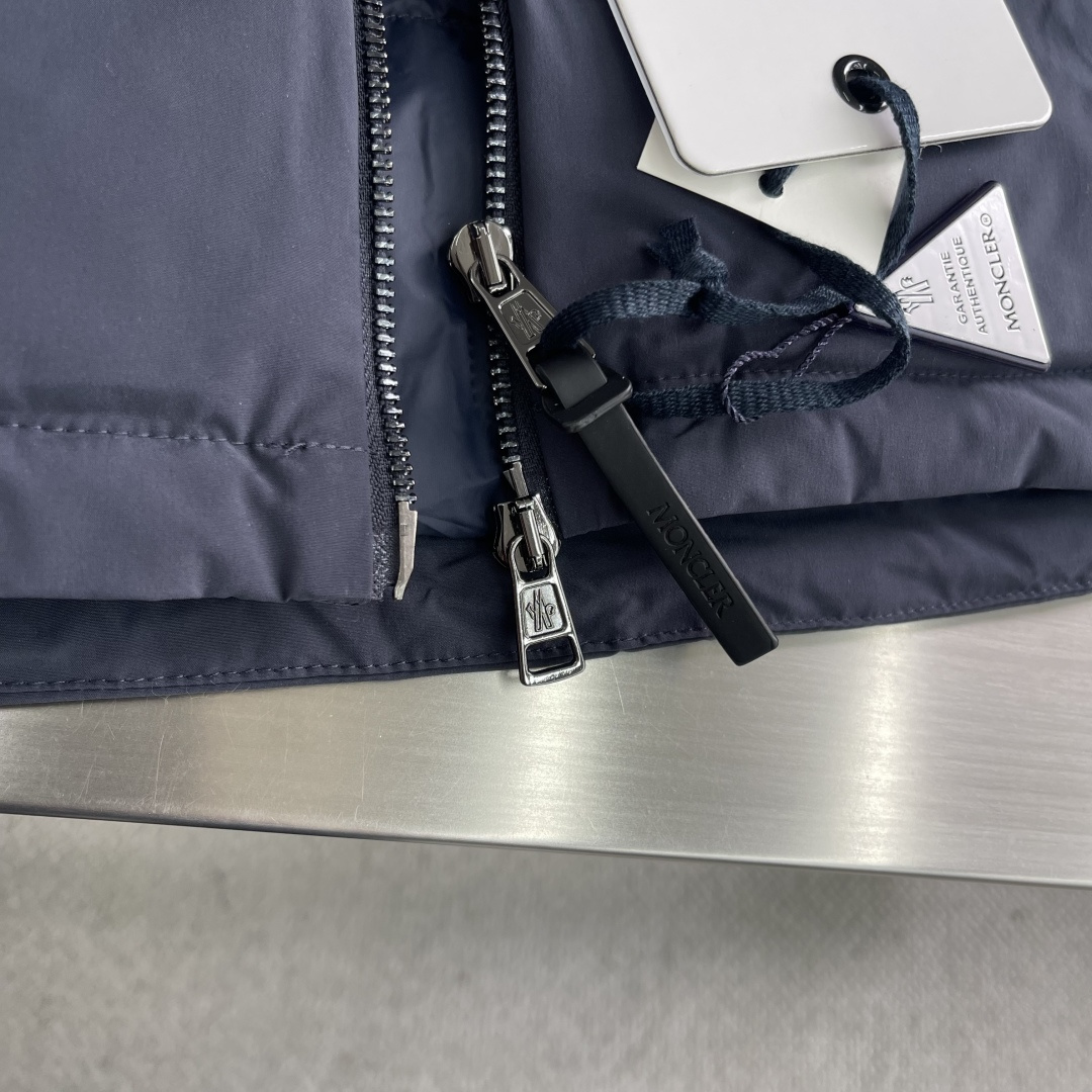 -mon 连帽夹克式羽绒服选用100%聚酯纤维通过微纤维化处理之后，单根纤维变得极细，大大增加了纤维表面