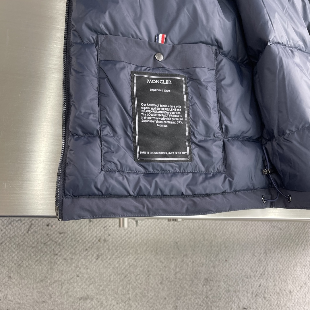 -mon 连帽夹克式羽绒服选用100%聚酯纤维通过微纤维化处理之后，单根纤维变得极细，大大增加了纤维表面