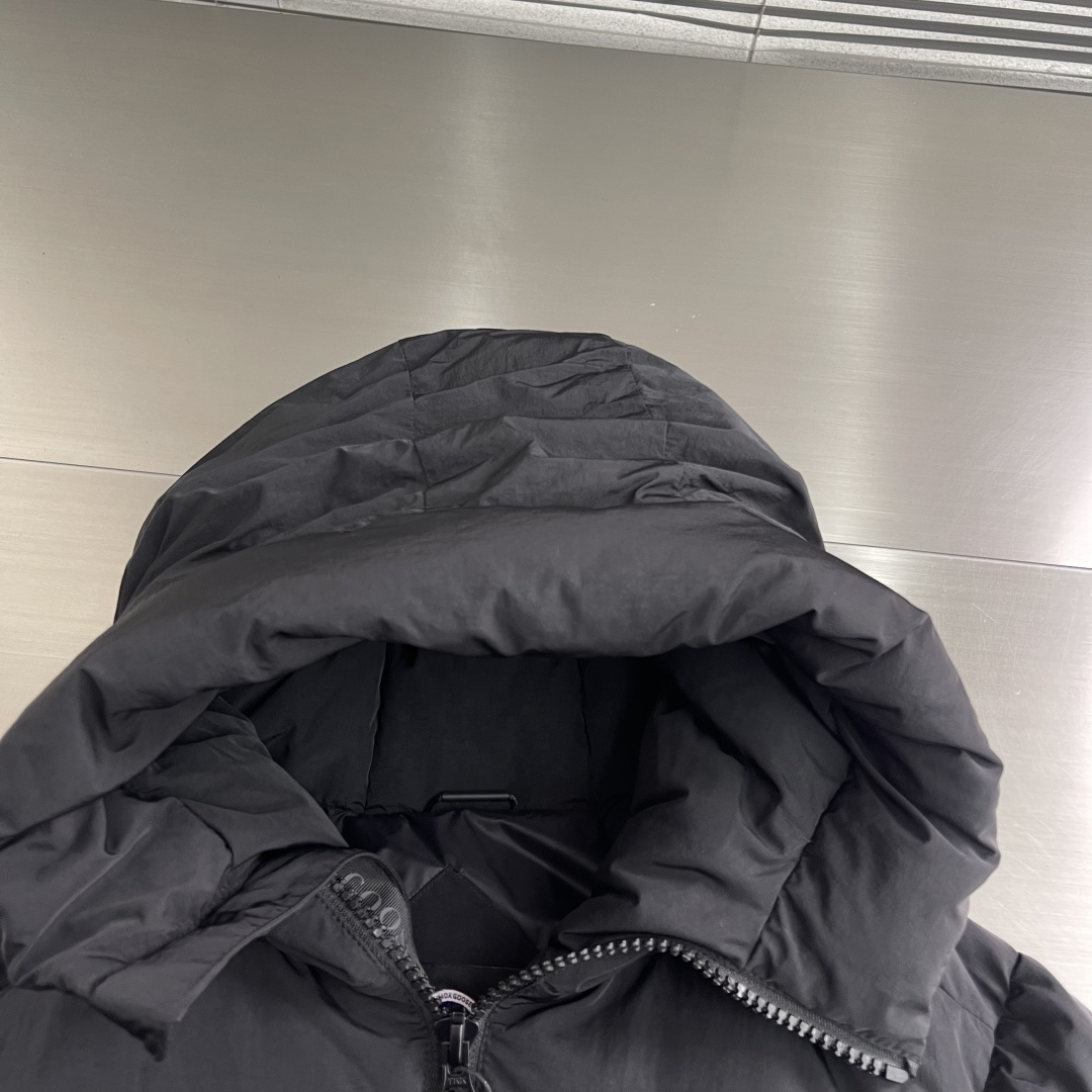 -Canada Goose    黑标连帽羽绒外套 400T高支纱线编织，经特殊防泼水处理后，表面形成荷叶效应——雨水滴