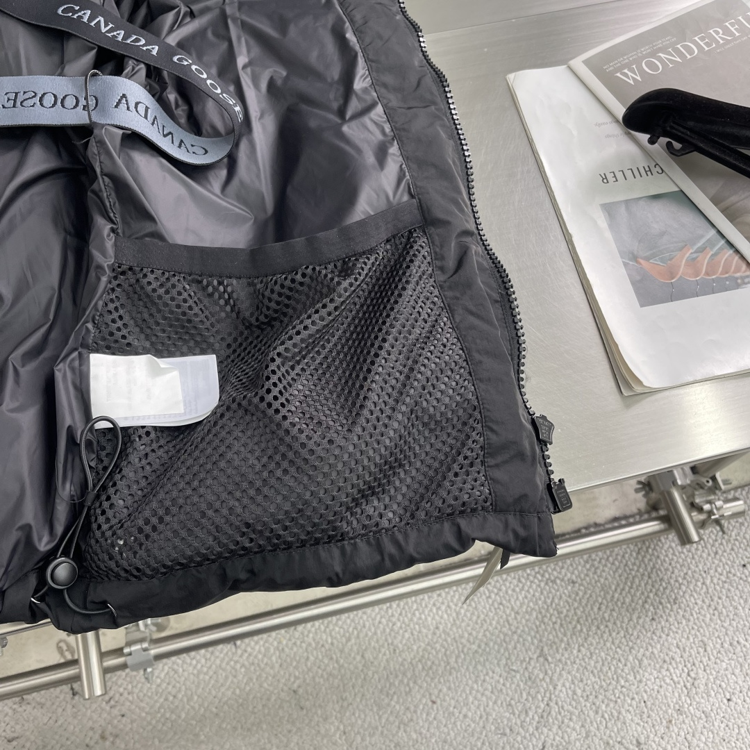 -Canada Goose    黑标连帽羽绒外套 400T高支纱线编织，经特殊防泼水处理后，表面形成荷叶效应——雨水滴