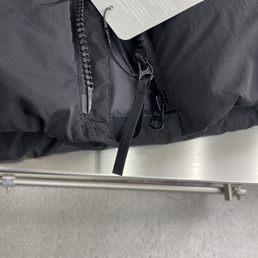 -Canada Goose    黑标连帽羽绒外套 400T高支纱线编织，经特殊防泼水处理后，表面形成荷叶效应——雨水滴