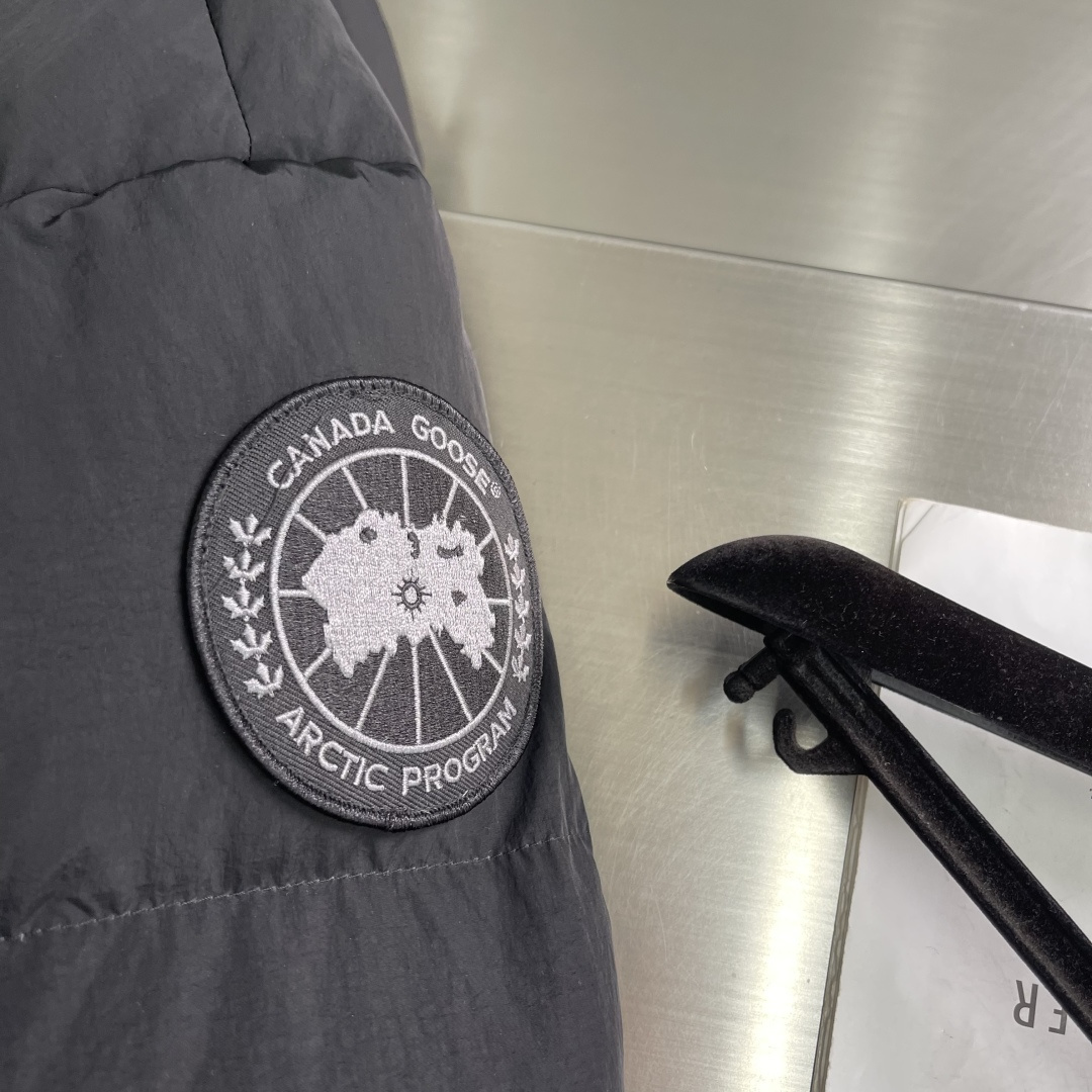 -Canada Goose    黑标连帽羽绒外套 400T高支纱线编织，经特殊防泼水处理后，表面形成荷叶效应——雨水滴