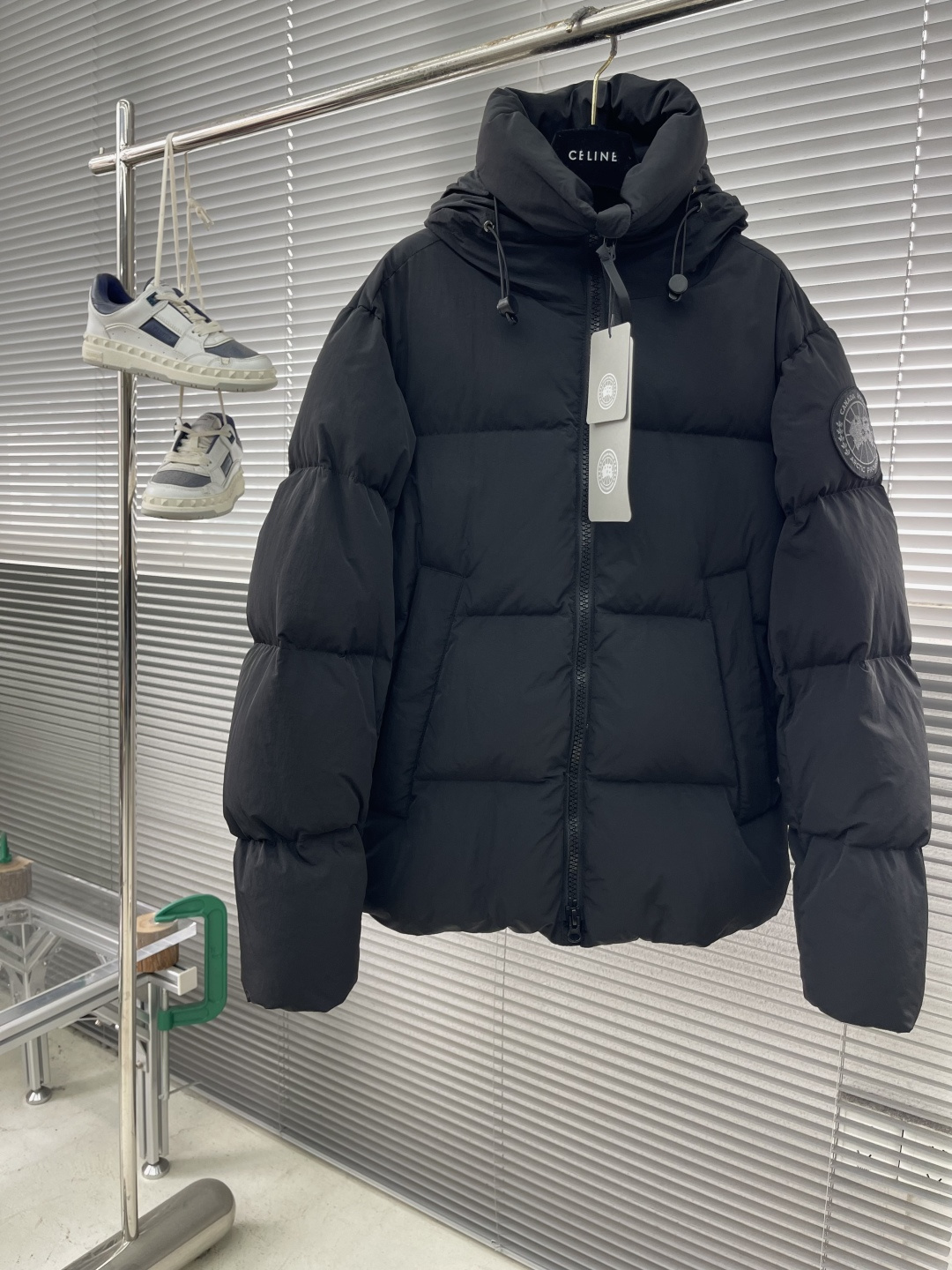 -Canada Goose    黑标连帽羽绒外套 400T高支纱线编织，经特殊防泼水处理后，表面形成荷叶效应——雨水滴