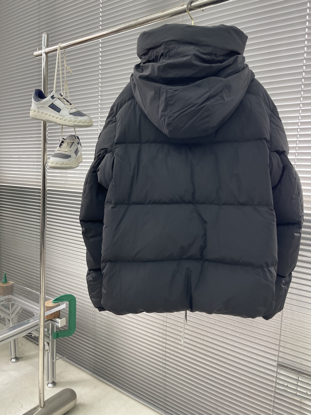 -Canada Goose    黑标连帽羽绒外套 400T高支纱线编织，经特殊防泼水处理后，表面形成荷叶效应——雨水滴