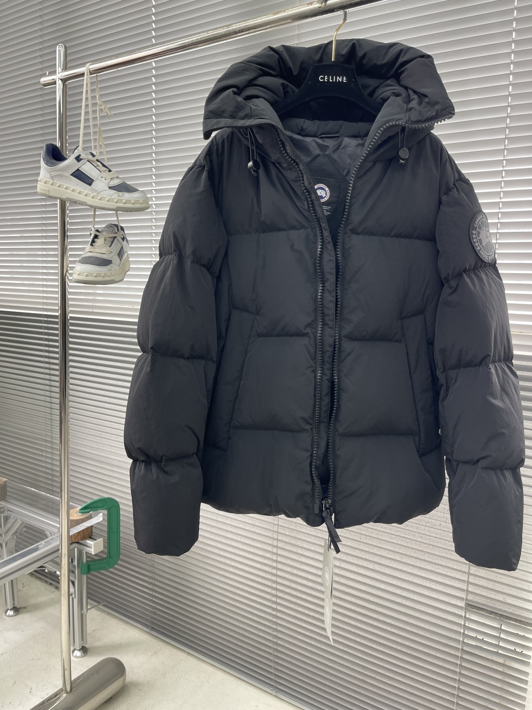 -Canada Goose    黑标连帽羽绒外套 400T高支纱线编织，经特殊防泼水处理后，表面形成荷叶效应——雨水滴