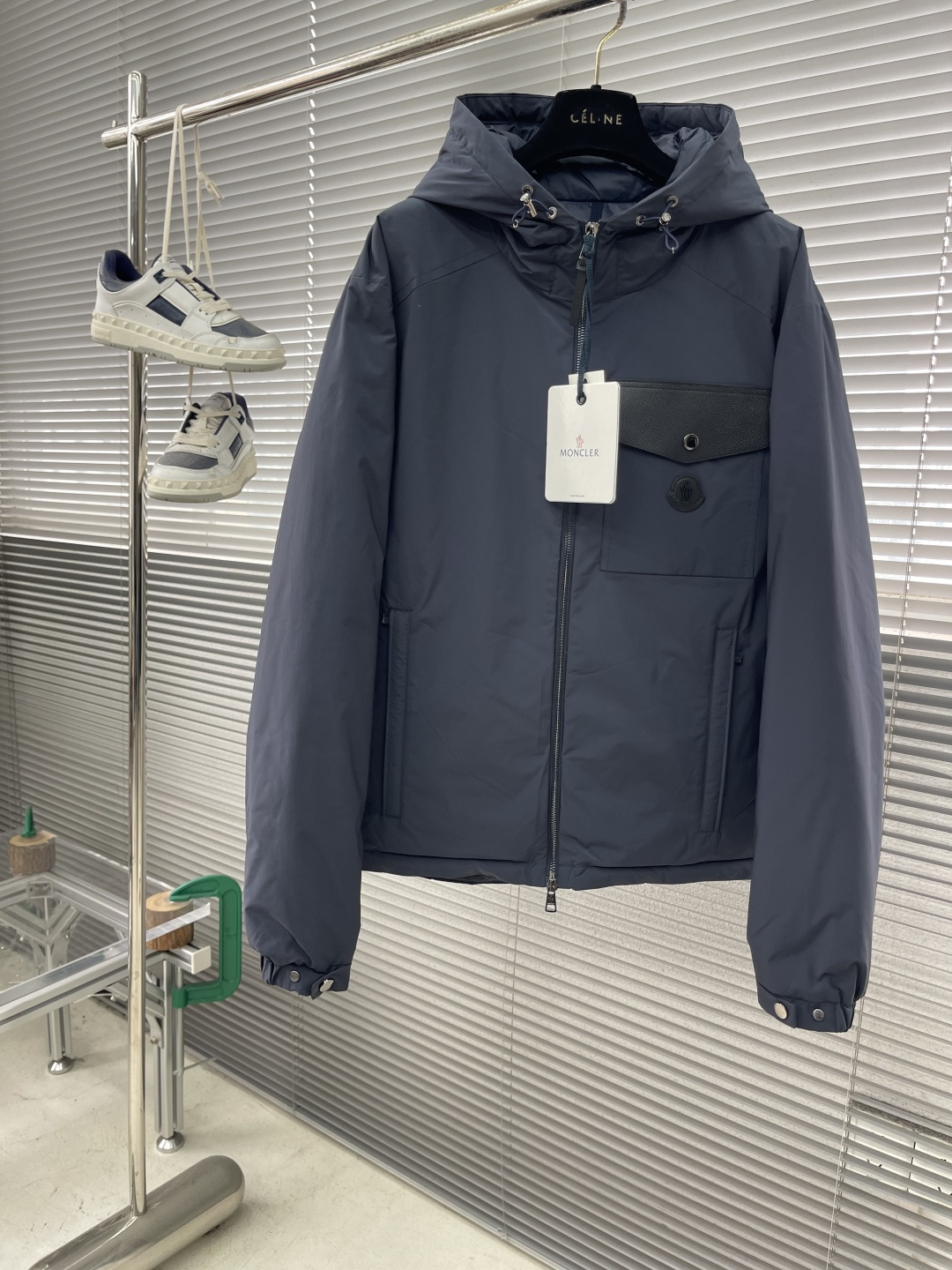 -mon 连帽夹克式羽绒服选用100%聚酯纤维通过微纤维化处理之后，单根纤维变得极细，大大增加了纤维表面