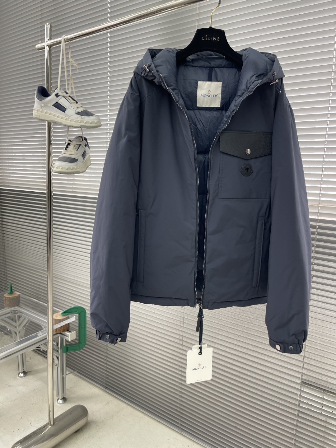 -mon 连帽夹克式羽绒服选用100%聚酯纤维通过微纤维化处理之后，单根纤维变得极细，大大增加了纤维表面