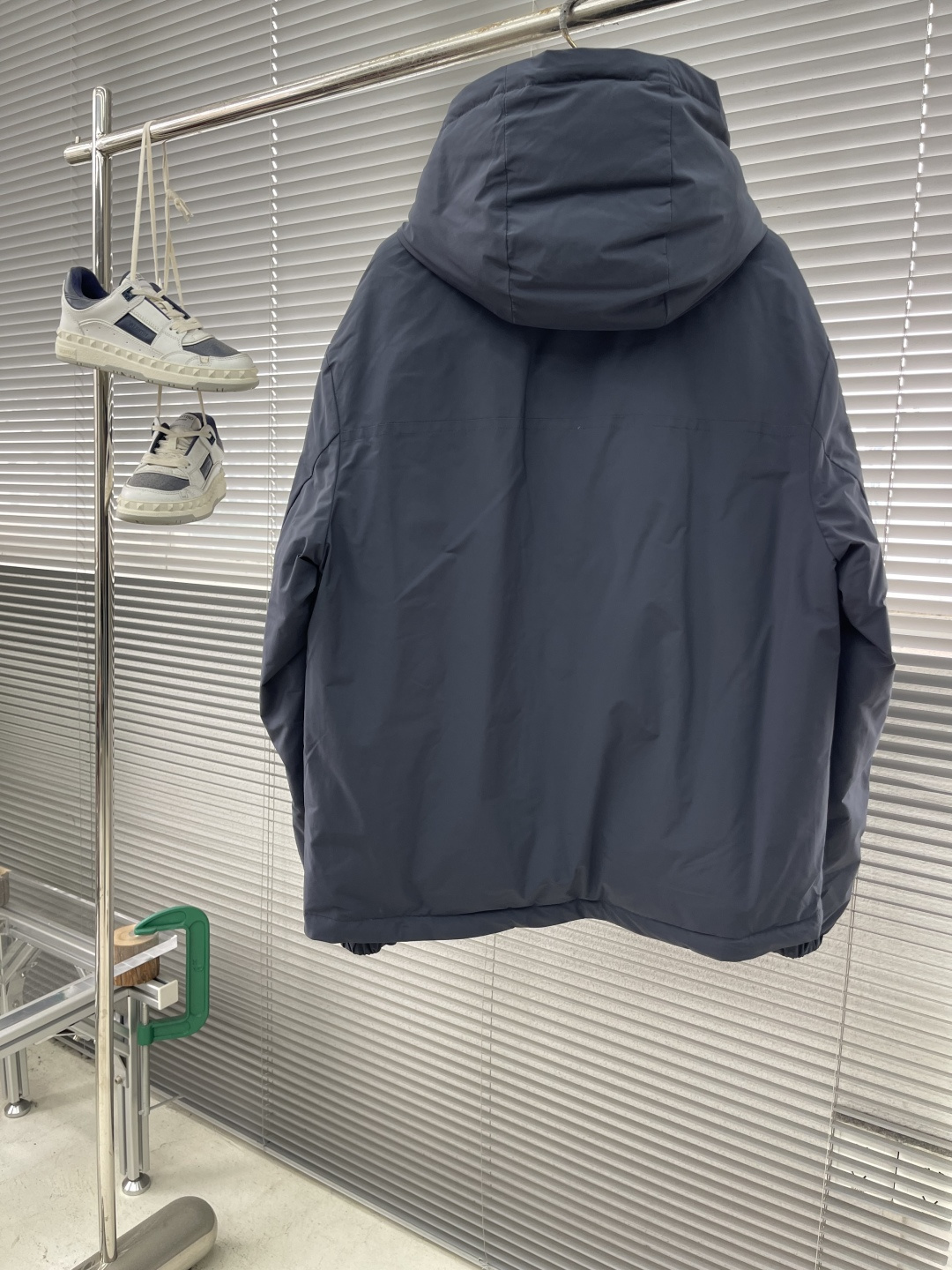 -mon 连帽夹克式羽绒服选用100%聚酯纤维通过微纤维化处理之后，单根纤维变得极细，大大增加了纤维表面