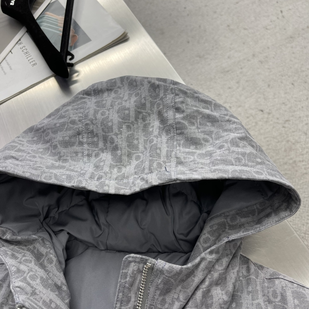 -Dio 满Logo提花连帽羽绒外套CD Oblique 满印牛仔连帽羽绒服出货，日本冈山订织型牛仔棉质