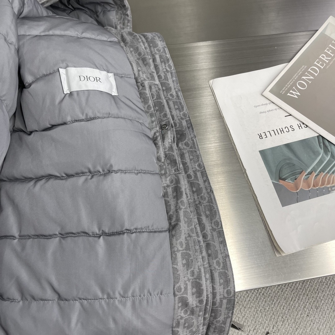 -Dio 满Logo提花连帽羽绒外套CD Oblique 满印牛仔连帽羽绒服出货，日本冈山订织型牛仔棉质