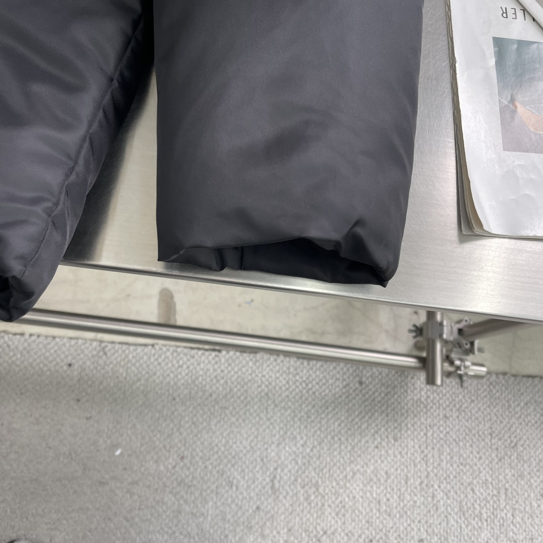 -PRAD 再生尼龙羽绒夹克原版购于杭州湖滨in77专柜 面料采用再生纱线制成 区别于鸟牌的硬壳 更加柔