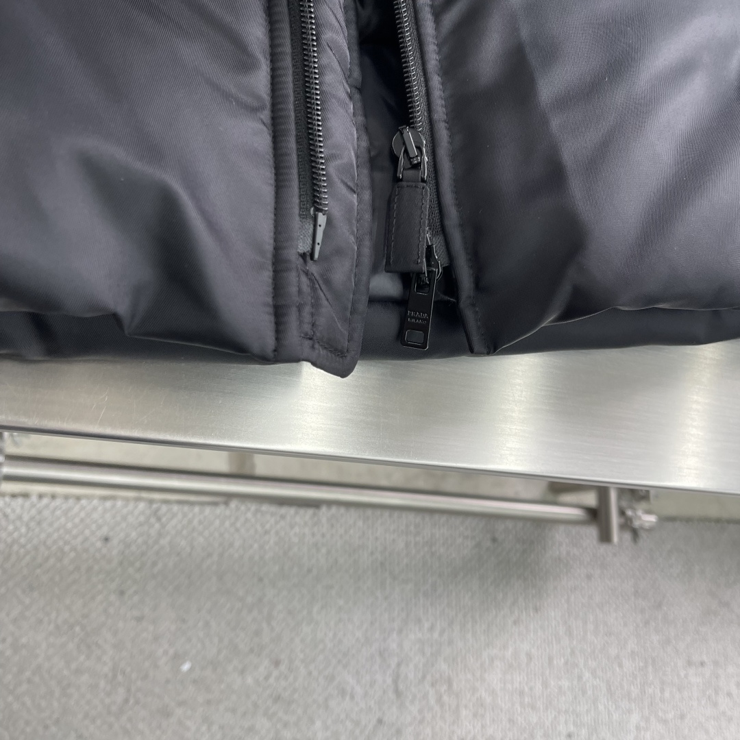 -PRAD 再生尼龙羽绒夹克原版购于杭州湖滨in77专柜 面料采用再生纱线制成 区别于鸟牌的硬壳 更加柔