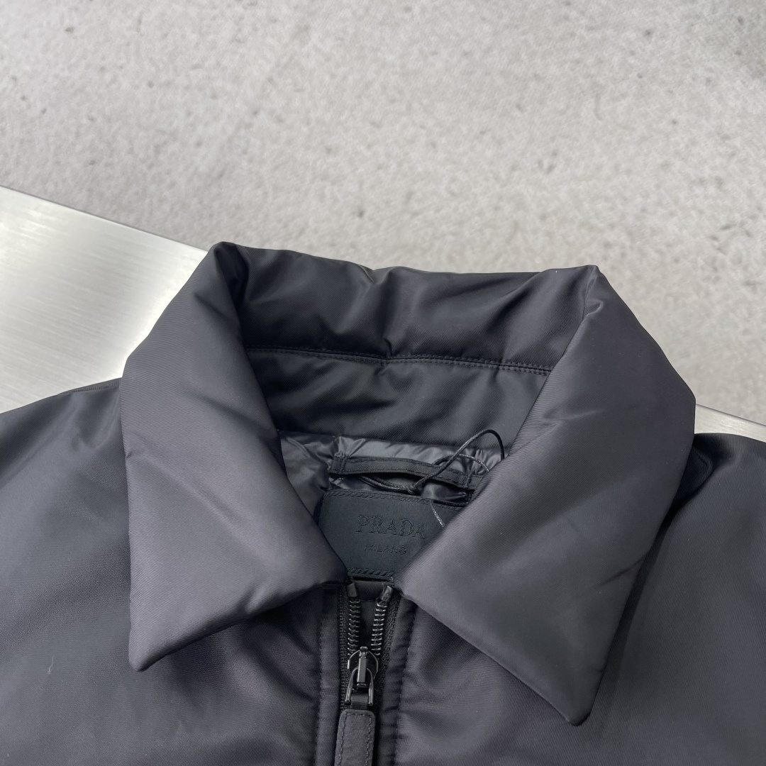-PRAD 再生尼龙羽绒夹克原版购于杭州湖滨in77专柜 面料采用再生纱线制成 区别于鸟牌的硬壳 更加柔