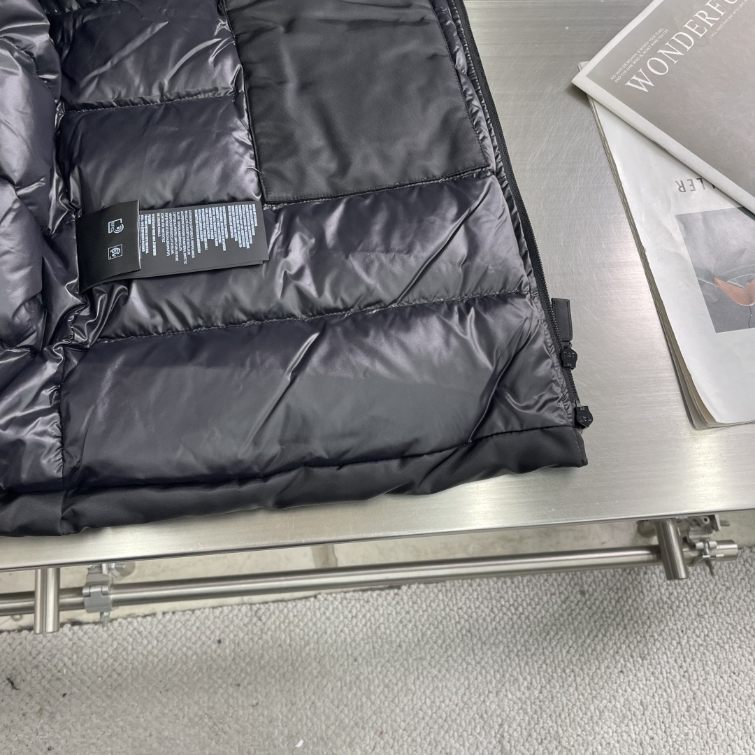 -PRAD 再生尼龙羽绒夹克原版购于杭州湖滨in77专柜 面料采用再生纱线制成 区别于鸟牌的硬壳 更加柔