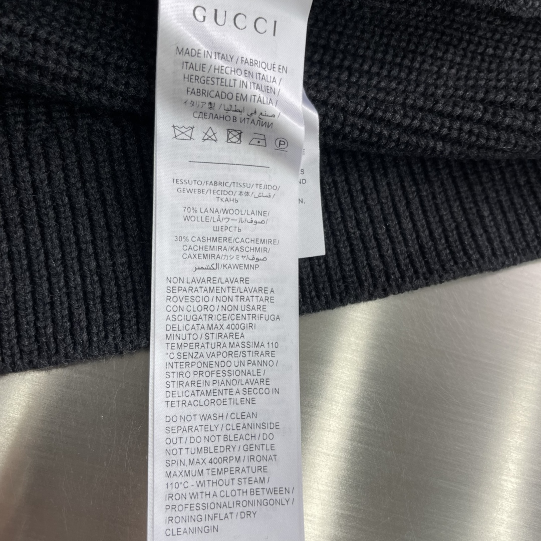 -GUCC 羊毛混纺罗纹针织毛衣 选用羊毛山羊绒混纺而成。羊毛提供良好的结构感、保暖性和耐用性,而山羊绒则以其无与 -GUCC 羊毛混纺罗纹针织毛衣 选用羊毛山羊绒混纺而成。羊毛提供良好的结构感、保暖性和耐用性,而山羊绒则以其无与