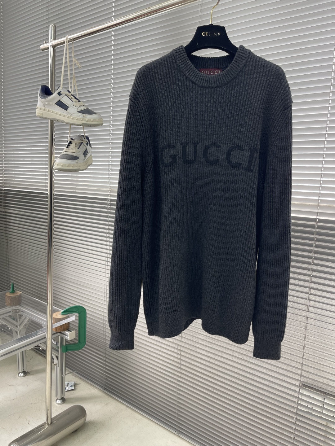 -GUCC 羊毛混纺罗纹针织毛衣 选用羊毛山羊绒混纺而成。羊毛提供良好的结构感、保暖性和耐用性,而山羊绒则以其无与 -GUCC 羊毛混纺罗纹针织毛衣 选用羊毛山羊绒混纺而成。羊毛提供良好的结构感、保暖性和耐用性,而山羊绒则以其无与