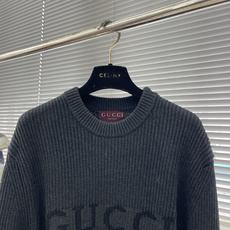 -GUCC 羊毛混纺罗纹针织毛衣 选用羊毛山羊绒混纺而成。羊毛提供良好的结构感、保暖性和耐用性,而山羊绒则以其无与 -GUCC 羊毛混纺罗纹针织毛衣 选用羊毛山羊绒混纺而成。羊毛提供良好的结构感、保暖性和耐用性,而山羊绒则以其无与