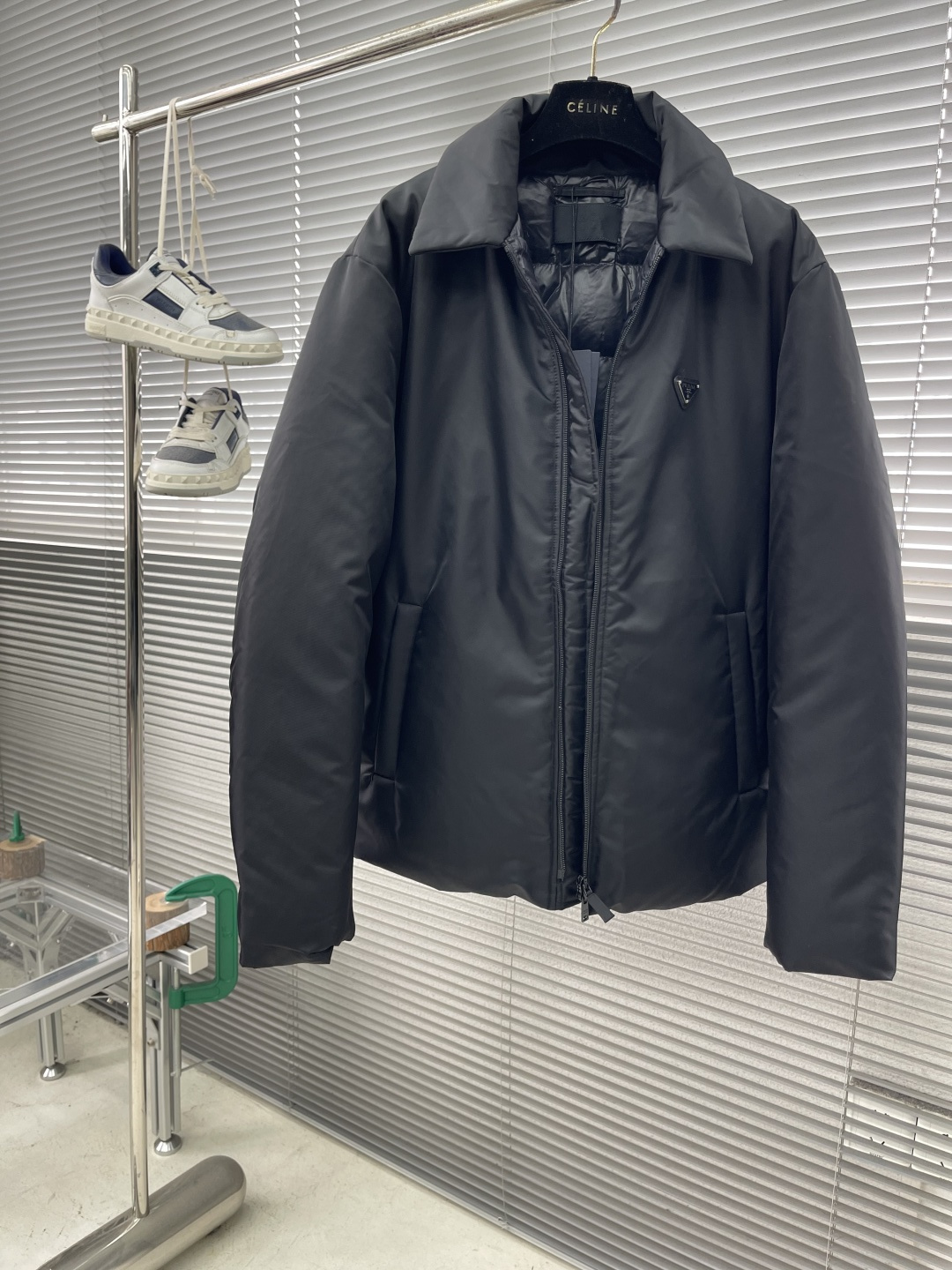 -PRAD 再生尼龙羽绒夹克原版购于杭州湖滨in77专柜 面料采用再生纱线制成 区别于鸟牌的硬壳 更加柔