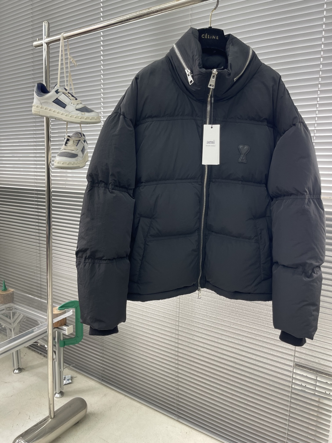 NO:661676,-Ami Paris Love Leather Label Down Jacket is made of woven nylon. Its high-density structure achieves excellent windproof effect. It also has strong wear resistance and wrinkle resistance. It can be worn daily without fear of scratches and can be easily taken care of.  AMI's iconic love leather label is inlaid on the left chest using a 3D three-dimensional embossing process - the matte black cowhide is hand-polished to a thickness of 0.3mm, with micro-arc processing on the edges, making it as delicate to the touch as baby skin. The brand's iconic symbol is cleverly integrated into the center of the heart-shaped outline, becoming the only visual focus of the all-black body, low-key yet recognizable.  The cuffs are equipped with high-density ribbing, which is made of 80-count combed cotton and spandex blend, with an elastic recovery rate of 95. The rib edges are hand-rolled, and the thickness is only 0.5cm, but they can fit the wrist tightly, preventing cold wind from intruding, and avoiding the bloated feeling of traditional down jacket cuffs. When you raise your hand, the ribs stretch naturally with your movements, without a sense of tightness; when stationary, they return to their original shape, maintaining a neat silhouette, and the details highlight the 'symbiosis of comfort and aesthetics.'  It is filled fully and evenly with 90 white duck down, with a weight of 220g, ensuring good thermal insulation performance. The body is three-dimensionally quilted, and the quilting thread is made of high-elastic nylon thread, which is treated with the same color as the fabric. From a distance, the body looks like a whole piece of black velvet, but up close, you can see the architectural layers outlined by the quilting. Code number: SMLXL -PRAD  This versatile, practical tunic jacket is made from Prad's signature Re-Nylon. Re-Nylon is a recycled nylon body made by recycling plastic materials from the ocean. This hooded jacket features sporty details such as an elastic drawcord at the hem and a convenient zip placket, showing a clever combination of practicality and style. Size S-XL Sizes Length Bust Shoulder Width S 71134 62 M 72 64 L 73142  66 XL 74146 68,men's clothing,prada,jackets & coats,jackets & coats,down jacket,cowhide,hats, 19860909-Ami Paris 爱心皮标羽绒外套 锦纶编织而成,以其高密度结构实现卓越防风效果,同时具备极强的耐磨性与抗皱性,日常穿着无惧刮蹭,轻松打理. AMI标志性的爱心皮标,以3D立体压印工艺镶嵌于左胸——哑光黑色牛皮经手工打磨至0.3mm薄度,边缘微弧处理,触感如婴儿肌肤般细腻.心形轮廓中央巧妙融入品牌标志性符号,成为全黑衣身唯一的视觉焦点,低调而不失辨识度. 袖口配置高密度罗纹,采用80支精梳棉与氨纶混纺,弹性回复率达95.罗纹边缘经手工卷边处理,厚度仅0.5cm却能紧密贴合手腕,既防止冷风灌入,又避免传统羽绒服袖口的臃肿感.抬手时罗纹随动作自然舒展,无紧绷感；静止时则恢复原状,保持利落廓形,细节处彰显“舒适与美学的共生”. 采用90白鸭绒填充饱满且均匀,克重达220g,保证了良好的保暖性能. 衣身采用立体绗缝,绗缝线选用高弹尼龙线,与面料同色处理,远观时衣身如整块黑色丝绒,近看才发现绗线勾勒的建筑感层次. 码数:SMLXL -PRAD 这款风格百搭的实用束腰夹克采用Prad标志性的Re-NylonRe-Nylon面料是一种通过回收海洋中的塑料材料制成的再生尼龙织物体这款风帽夹克以运动风细节为特色,如下摆的弹力拉绳与方便实用的拉链衣襟,展现出实用与时尚的巧妙结合. 码数S-XL 尺码衣长胸围肩宽 S 71134 62  M 72 64 L 73142 66  XL 74146 68,男装,prada,jackets & coats,jackets & coats,down jacket,cowhide,hats, ,Women's clothing