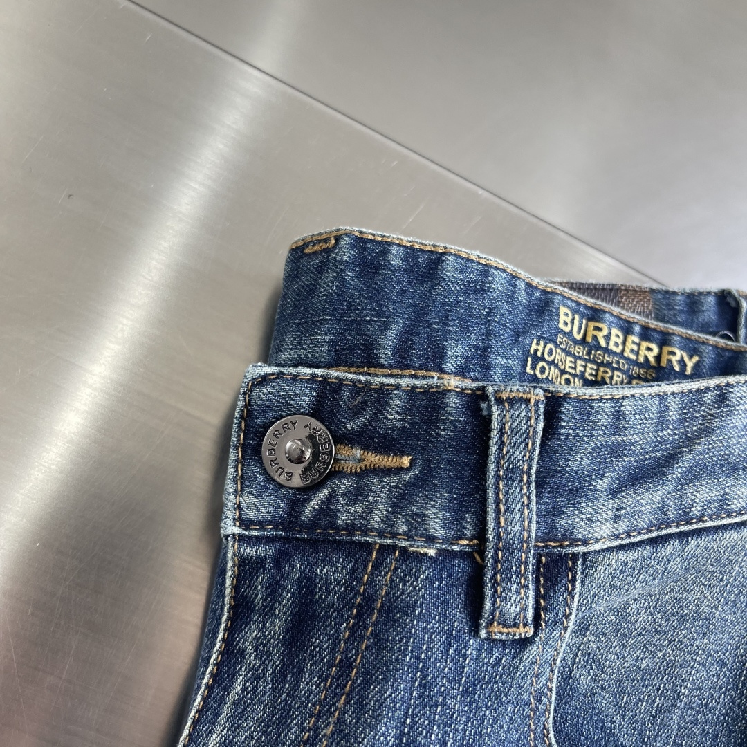 -BBR 2025秋冬男士水洗小直筒牛仔裤！品相超赞，时尚圈万能的百搭裤王，皮革腰牌logo设计！非常纯