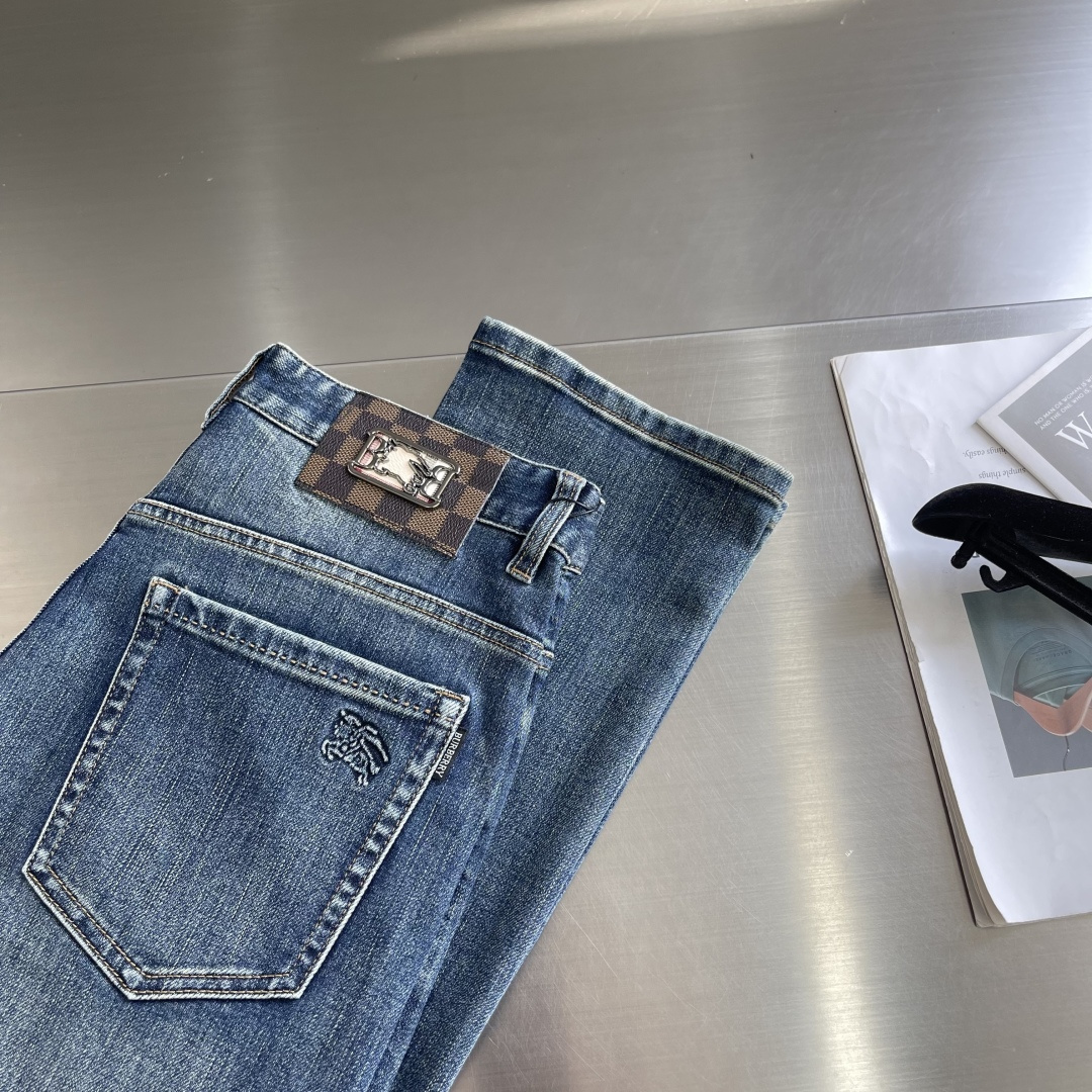 -BBR 2025秋冬男士水洗小直筒牛仔裤！品相超赞，时尚圈万能的百搭裤王，皮革腰牌logo设计！非常纯